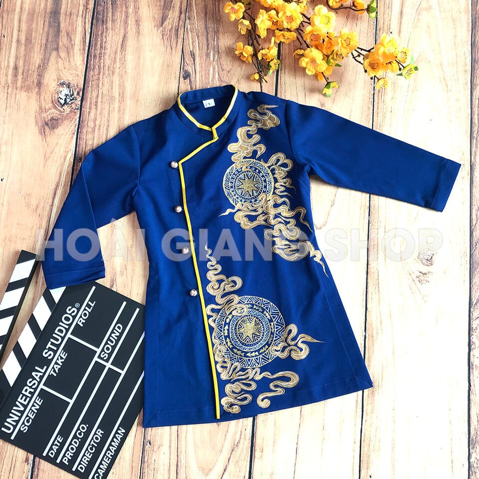 áo dài bé trai vẽ trống đồng
