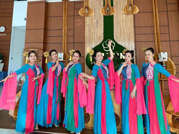 váy múa tứ thân hiện đại